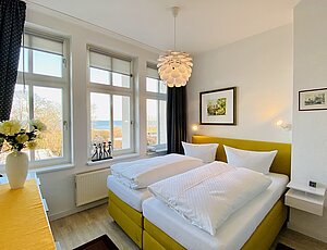 Schlafzimmer der Fewo 7 in der Villa Anna mit Seeblick und großem Doppelbett