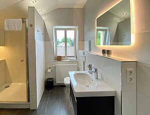 in der Ferienwohnung 3/4 Takt der Villa Anna genießen Sie ein Bad mit Sauna und Regendusche