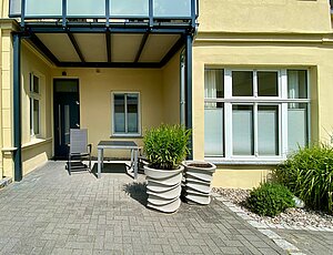 Teilüberdachte Terrasse der Ferienwohnung Kleine Anna mit Möbeln