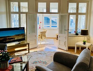 ferienwohnung-villa-fortuna-tv-wohnzimmer-mit- Veranda-viel-licht.jpg
