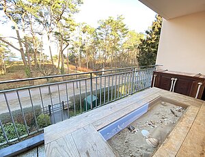 Überdachter Balkon der Fewo Kati mit Blick durch den Dünenwald bis zum Meer