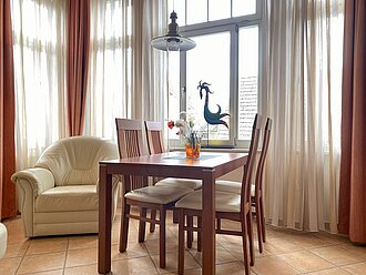Moderne und hochwertig eingerichtete Ferienwohnung in der Villa Jasmin mit einer Veranda, die Platz für den Esstisch bietet