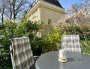 Das Leben im Freien genießen| Auf Terrasse oder Balkon des App.13 der Residenz Bleichröder 