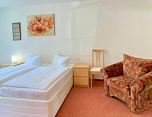 Schlafzimmer mit Doppelbett in der Ferienwohnung 115 Haus Kastell