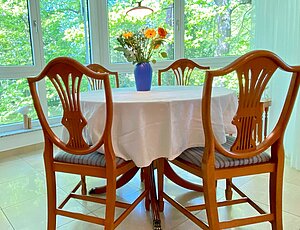 Echtholztisch der Ferienwohnung 4 Villa Seepark als großer Familientisch geeignet