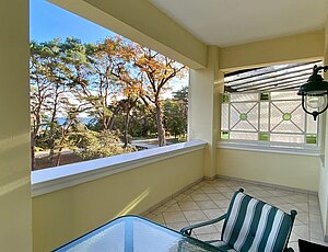 Die Ferienwohnung 8 der Villa Caprivi direkt an der Heringsdorfer Promenade mit großem überdachten Balkon, Seeblick garantiert!