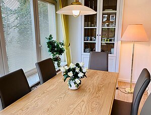 In der Ferienwohnung E2 der Villa Caprivi mit großem Esstisch im Wintergarten.