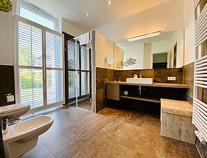 Super Masterbad mit bodentiefer Dusche, WC  und Bidet im Ferienhaus Lotsenstieg 6