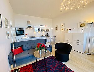 moderner, stylischer Wohnraum der Fewo 7 in der Villa Anna mit offener Küche und 
