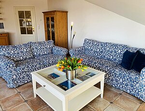 Die Ferienwohnung 12 im Dachgeschoss der Villa Caprivi bietet viel Platz und eine große Couchecke.