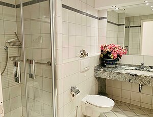 Hochwertiges Badezimmer mit Dusche und Granitwaschtisch in der Ferienwohnung 4S