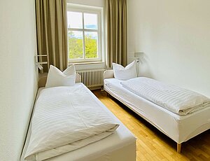 Die familiengerechte Ferienwohnung Krist am Ahlbecker Strand hat im 2. Schlafzimmer 2 Einzelbetten und einen Kleiderschrank zu stehen.