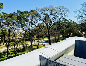 Perfekte Uraubslocation für Sonnenanbeter. Der Balkon mit Sonnenschirm und Sonnenliege ist das Highlight der Ferienwohnung 11 in der Villa Caprivi.