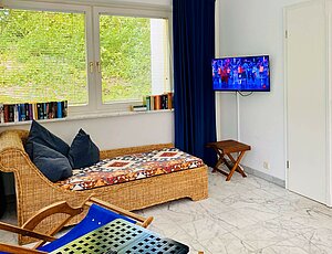  Wohnbereich im Wintergarten der Ferienwohnung E1 in der Villa Caprivi mit TV