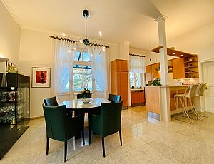 Willkommen im Urlaub in Heringsdorf. Die stylische Ferienwohnung 8 der Villa Caprivi ist hochwertig und extravagant gestaltet. Der großzügige Wohnraum hat Platz für einen Esstisch aus Granit und 5 gemütlichen Ledersesseln in Schwarz und eine komplette Küche.