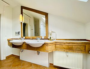 freundliches Badezimmer mit Doppelwaschtisch
