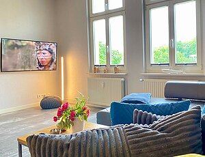 Modernes Wohnzimmer mit großem Flachbild-TV für den Urlaub mit Kindern in der Villa Anna