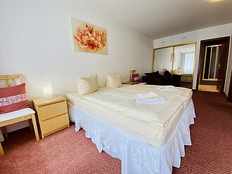 Schlafzimmer der Ferienwohnung 115 mit Doppelbett