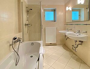 komplettes Bad der Ferienwohnung 1 Villa Jasmin in Heringsdorf mit Dusche und Wanne