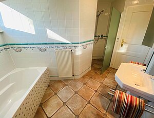 Ferienwohnung 12 der Villa Caprivi mit Vollbad, Dusche, Badewanne und Dachfenster