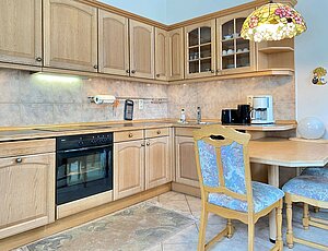 Eine Ferienwohnung mit einer Komplettküche als dekoratives und funktionales Element in den Wohnraum integriert, das ist in der Ferienwohnung 10 der Villa Caprivi Realität. hoher Wohnkomfort und hohe Funktionalität.