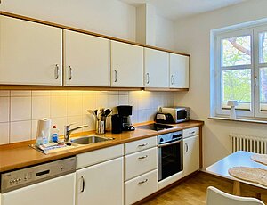 In der Ferienwohnung Krist, direkt am Ahlbecker Strand, können die Gäste in einer separaten Küche kochen und am Esstisch speisen.