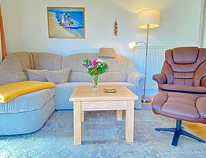gemütliche Eckcouch mit Schlaffunktion und brauner Fernsehsessel